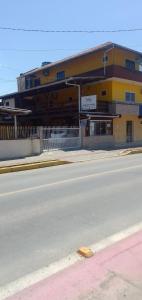 un edificio amarillo al lado de una calle en Pousada Rota do Parque, en Penha