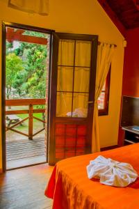 um quarto com uma cama e uma porta de vidro deslizante em Hotel Villa Sol em Merlo