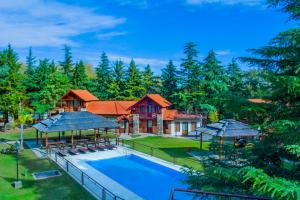 - une vue aérienne sur une maison avec une piscine dans l'établissement Hotel Villa Sol, à Merlo