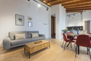 een woonkamer met een bank en een tafel bij Los Adelantados La Hornacina Live Canarias in La Laguna