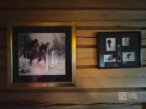 dois quadros pendurados numa parede num quarto em Solid and cozy cottage in a secluded location em Beitostøl