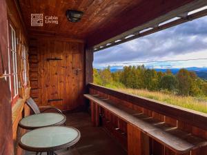 um quarto com duas mesas e vista para as montanhas em Solid and cozy cottage in a secluded location em Beitostøl