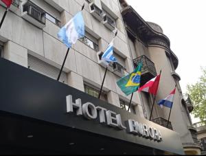 una señal de hotel con banderas en el lateral de un edificio en Hotel Europa en Montevideo