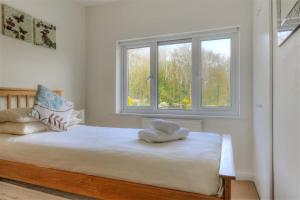 um quarto com uma cama com duas toalhas em Little Gem em Lyme Regis