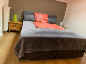 モンシャウにあるFerienhaus Pianaのベッドルーム1室(赤い枕のベッド1台付)