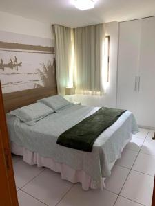 sypialnia z łóżkiem w pokoju w obiekcie ILOA Condomínio Resort Barra de São Miguel, Próximo a PISCINA bloco L w mieście Barra de São Miguel
