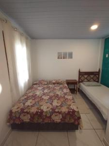 um quarto com uma cama e uma cama sidx sidx sidx em Suites para casais na praça Oswaldo Cruz em Cabo Frio