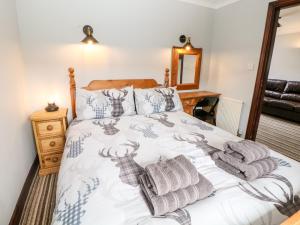 una camera da letto con un letto e asciugamani di Monsal Cottage a Bakewell