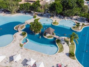 una vista aérea de una piscina en un complejo en ILOA Condomínio Resort Barra de São Miguel en Barra de São Miguel