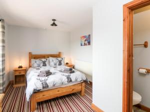 1 Schlafzimmer mit einem Bett und einem Bad in der Unterkunft The Tom Wragg Suite in Bakewell