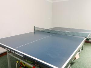 eine Tischtennisplatte mit einem Netz darauf in der Unterkunft The Tom Wragg Suite in Bakewell