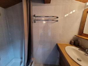 Kúpeľňa v ubytovaní Duplex 3 pièces à Megève - Proche centre, 6-8 pers, balcon, piscine, wifi, garage. - FR-1-453-297