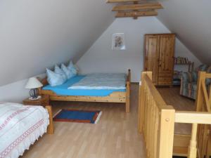 Schlafzimmer mit einem Bett und Holzboden in der Unterkunft Apartment Deller Renate in Leutschach