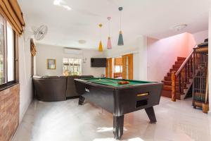 - un salon avec un billard dans l'établissement MADEE VILLA - PATTAYA HOLIDAY HOUSE WALKING STREET 6 bedrooms, à Pattaya (sud)