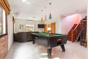 a living room with a pool table in it at MADEE VILLA - PATTAYA HOLIDAY HOUSE WALKING STREET 6 bedrooms in Pattaya South