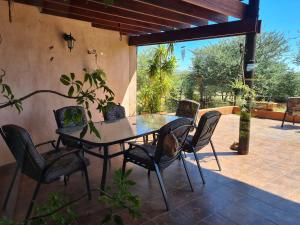 einen Glastisch und Stühle auf einer Terrasse in der Unterkunft Privathaus mit eigenem Pool - Windhoek in Windhoek
