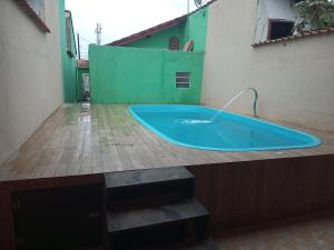 a jacuzzi tub in the middle of a courtyard at Casa com piscina em Mongaguá in Mongaguá