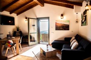 een woonkamer met een bank en een tafel bij B & B CA’ D’ OLINA in Pavullo nel Frignano