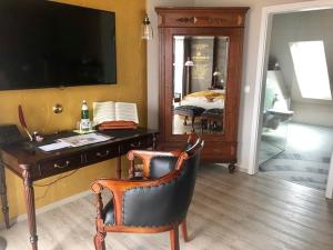 a room with a desk and a bedroom with a bed at Gästehaus Luise in Gotha