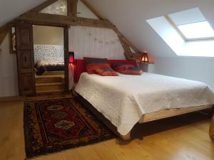 a bedroom with a bed in a attic at Un parfum de Thaïlande, ressourcement et massages in Curemonte