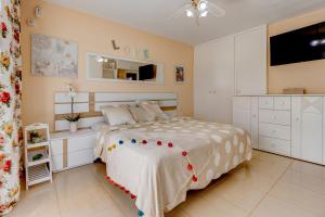 1 dormitorio con 1 cama blanca grande y espejo en Ocean View Duplex Tenerife ( Golf del Sur) en San Miguel de Abona