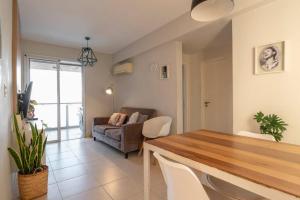 sala de estar con mesa y sofá en Lavalle Estrella 2 - frente a Plaza San Martin en San Miguel de Tucumán
