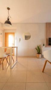 sala de estar con mesa y sillas en Lavalle Estrella 2 - frente a Plaza San Martin en San Miguel de Tucumán