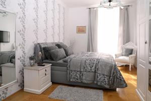 Posezení v ubytování Luxusní apartmán s empírovými freskami v centru Čáslavi + 37 fotografií