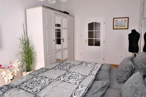 Postel nebo postele na pokoji v ubytování Luxusní apartmán s empírovými freskami v centru Čáslavi