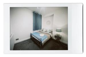 a small bedroom with a bed and a table at Cosy & Comfortable - Heart of Hove - Beach Getaway in Brighton & Hove
