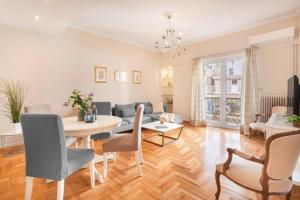 Posedenie v ubytovaní Stylish King size bed apt steps from Acropolis by GHH