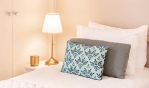 Posteľ alebo postele v izbe v ubytovaní Stylish King size bed apt steps from Acropolis by GHH