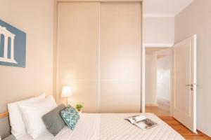 Posteľ alebo postele v izbe v ubytovaní Stylish King size bed apt steps from Acropolis by GHH