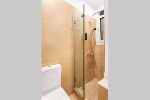 Kúpeľňa v ubytovaní Stylish King size bed apt steps from Acropolis by GHH