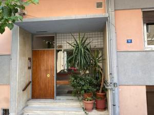 Exteriér alebo vchod do ubytovania Stylish King size bed apt steps from Acropolis by GHH