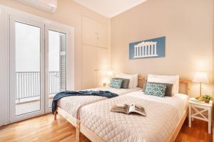 Posteľ alebo postele v izbe v ubytovaní Stylish King size bed apt steps from Acropolis by GHH