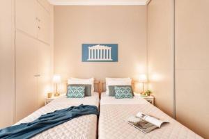 Posteľ alebo postele v izbe v ubytovaní Stylish King size bed apt steps from Acropolis by GHH