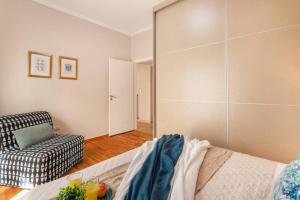 Posteľ alebo postele v izbe v ubytovaní Stylish King size bed apt steps from Acropolis by GHH