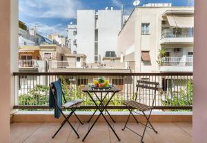 Balkón alebo terasa v ubytovaní Stylish King size bed apt steps from Acropolis by GHH