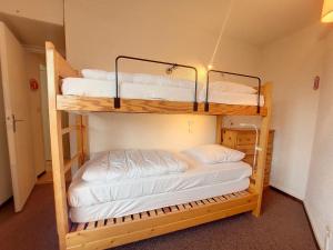 Katil dua tingkat atau katil-katil dua tingkat dalam bilik di Appartement Montvalezan-La Rosière, 2 pièces, 5 personnes - FR-1-275-191