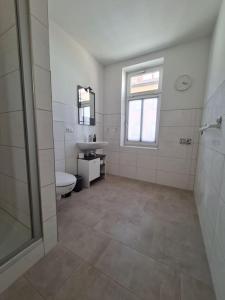 Koupelna v ubytování Cityappartement am Bauhaus-Museum + 47 fotografií