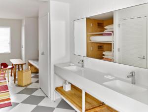 Ένα μπάνιο στο The Asbury Hotel