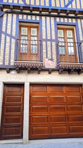 dwa zestawy drzwi garażowych na budynku w obiekcie Casa Rural Buenavista w mieście Mogarraz