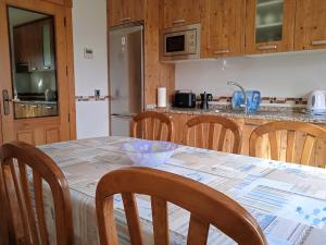 eine Küche mit einem Tisch und einer Schüssel darauf in der Unterkunft Casa Rural Buenavista in Mogarraz