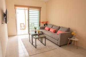 a living room with a couch and a table at Cómoda casa con 2 habitaciones en Chetumal in Chetumal