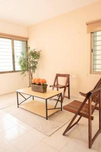 a living room with a table and a chair at Cómoda casa con 2 habitaciones en Chetumal in Chetumal