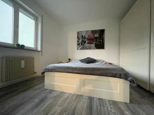 - une chambre avec un lit dans une pièce dotée d'une fenêtre dans l'établissement Diamond House, à Mattarello