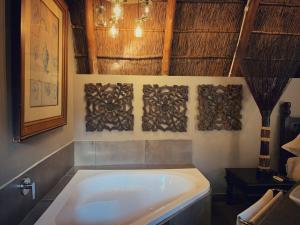 ein Bad mit einer großen Badewanne in einem Zimmer in der Unterkunft Little Eden Guest Lodge in Vanderbijlpark