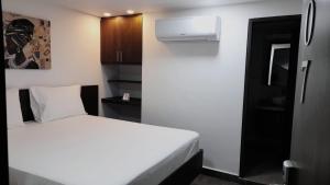 Postel nebo postele na pokoji v ubytování Hotel Qatar Cali