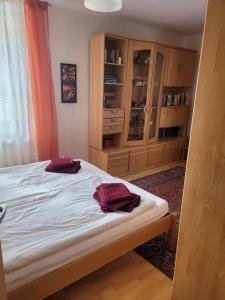 een slaapkamer met een bed met twee handdoeken erop bij Ferienwohnung Korneuburg bei Wien in Korneuburg